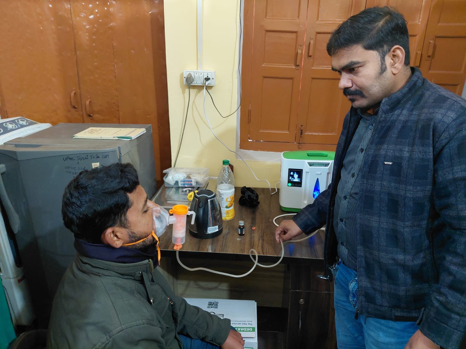 पी एच सी सुहास पर मरीज देखते डॉ विजय तिवारी। संवाद