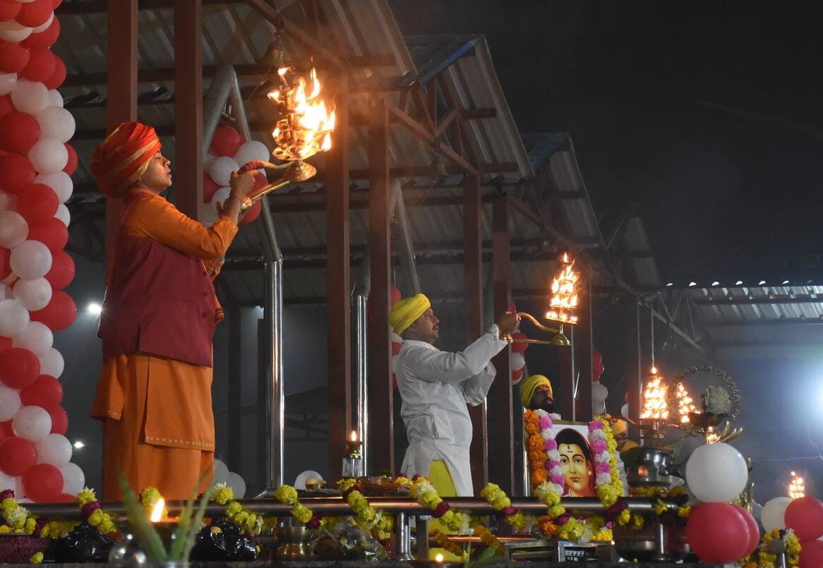 पौष पूर्णिमा पर गोमती महाआरती से रोशन हुए घाट