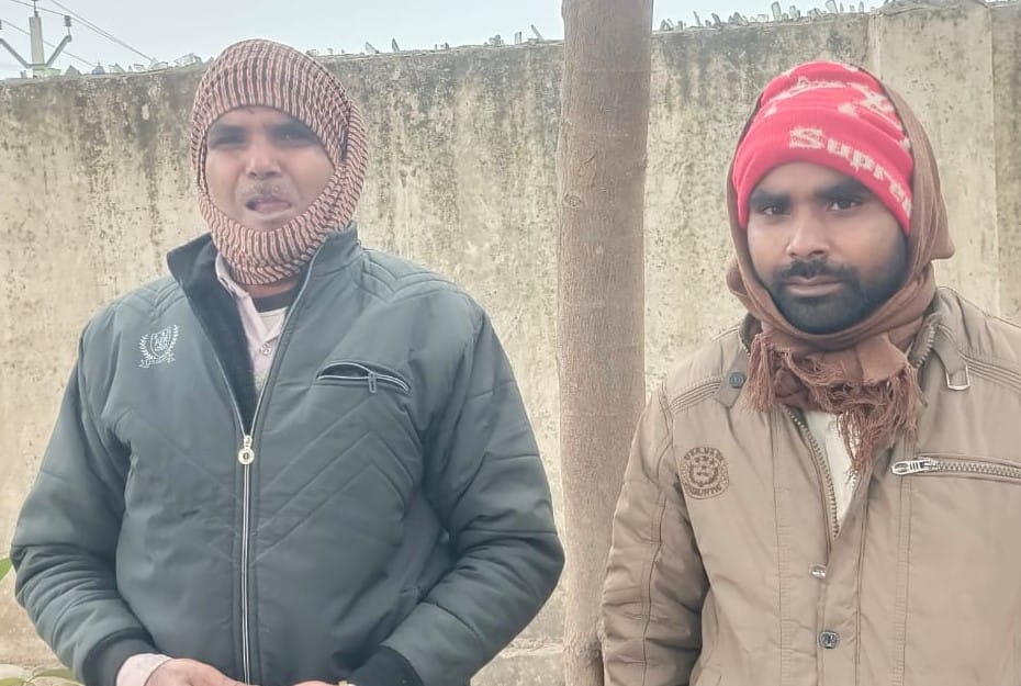 राजकीय मेडिकल कॉलेज में जानकारी देते मृतक टिंकू के परिजन। संवाद
