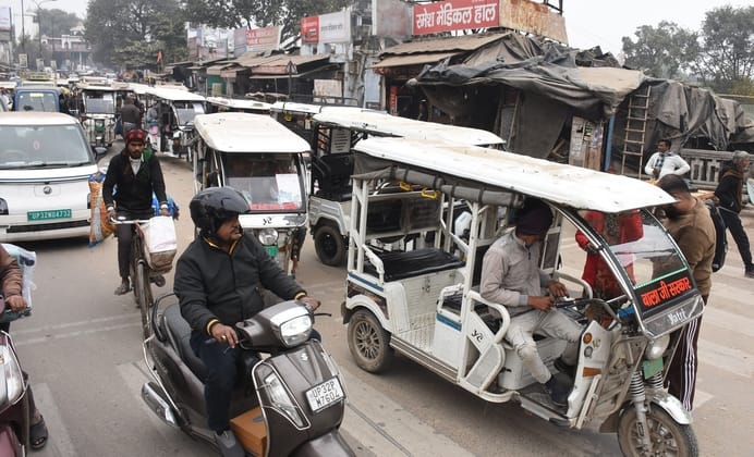 राजधानी में शनिवार को कई इलाकों में लोग जाम से जूझे। राजधानी में शनिवार को कई इलाकों में लोग जाम से जूझे।