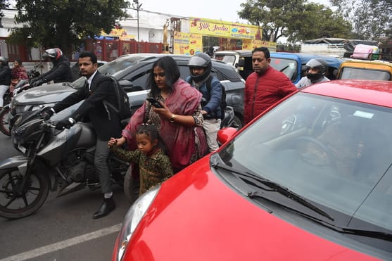 राजधानी में शनिवार को कई इलाकों में लोग जाम से जूझे। राजधानी में शनिवार को कई इलाकों में लोग जाम से जूझे।