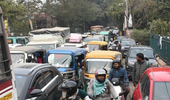 राजधानी में शनिवार को कई इलाकों में लोग जाम से जूझे। राजधानी में शनिवार को कई इलाकों में लोग जाम से जूझे।