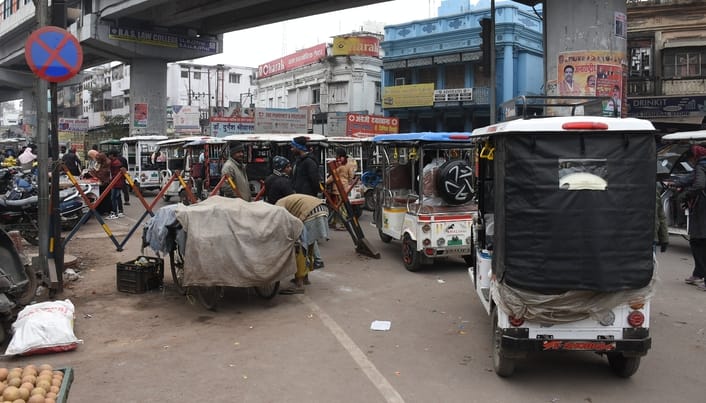 राजधानी में शनिवार को कई इलाकों में लोग जाम से जूझे। राजधानी में शनिवार को कई इलाकों में लोग जाम से जूझे।