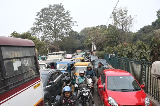 राजधानी में शनिवार को कई इलाकों में लोग जाम से जूझे। राजधानी में शनिवार को कई इलाकों में लोग जाम से जूझे।