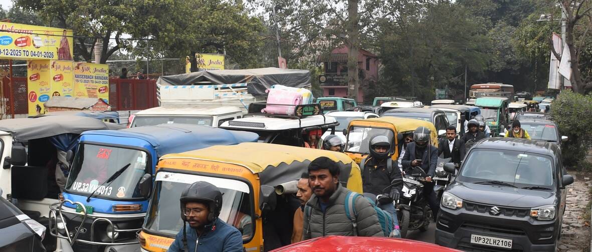 राजधानी में शनिवार को कई इलाकों में लोग जाम से जूझे। राजधानी में शनिवार को कई इलाकों में लोग जाम से जूझे।