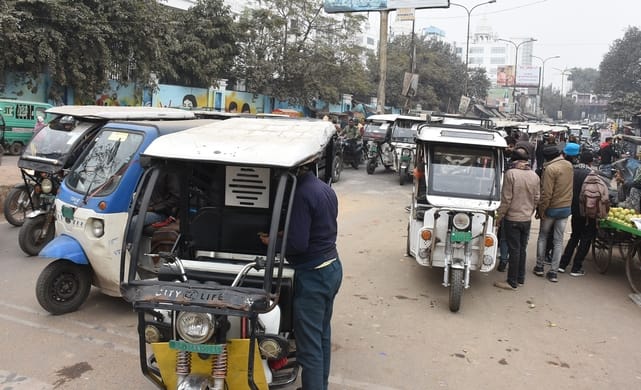 राजधानी में शनिवार को कई इलाकों में लोग जाम से जूझे। राजधानी में शनिवार को कई इलाकों में लोग जाम से जूझे।