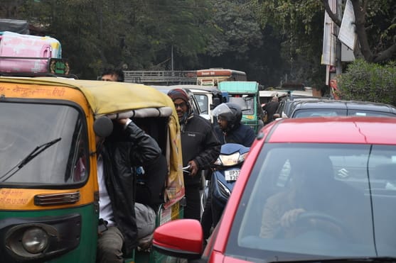 राजधानी में शनिवार को कई इलाकों में लोग जाम से जूझे। राजधानी में शनिवार को कई इलाकों में लोग जाम से जूझे।