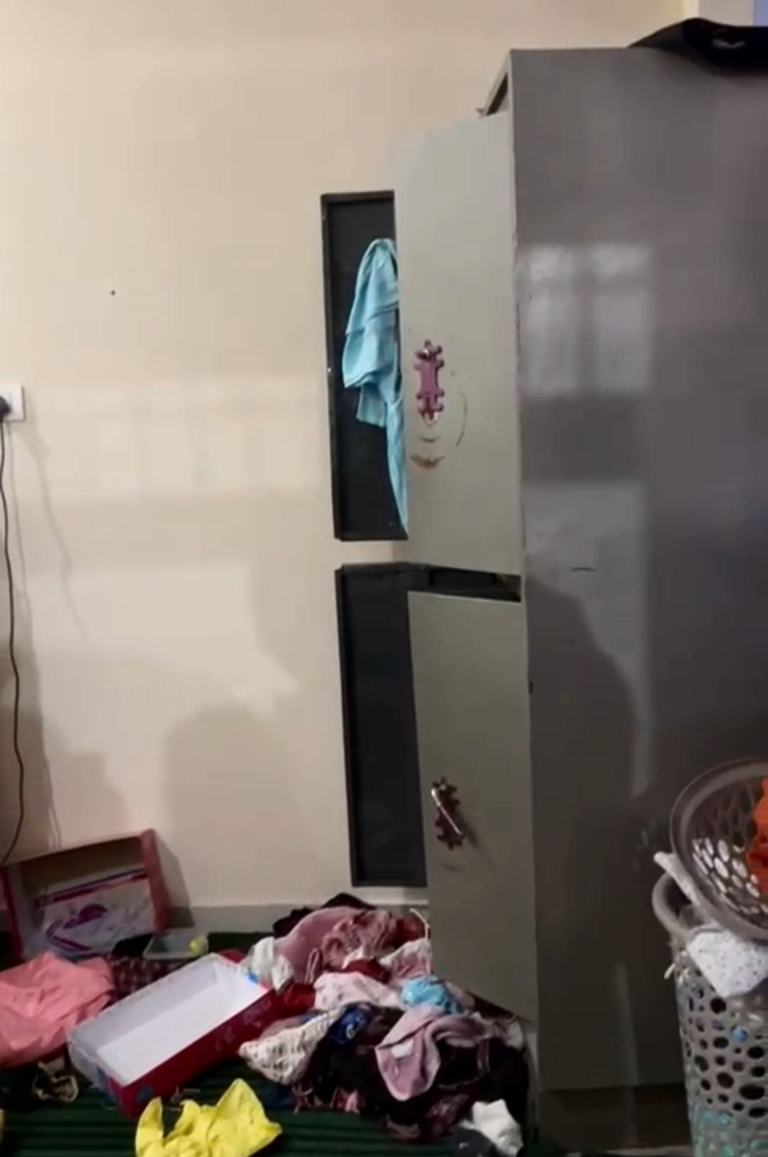 सिपाही के घर में चोरी की घटना के बाद जांच करती फोरेंसिक टीम।