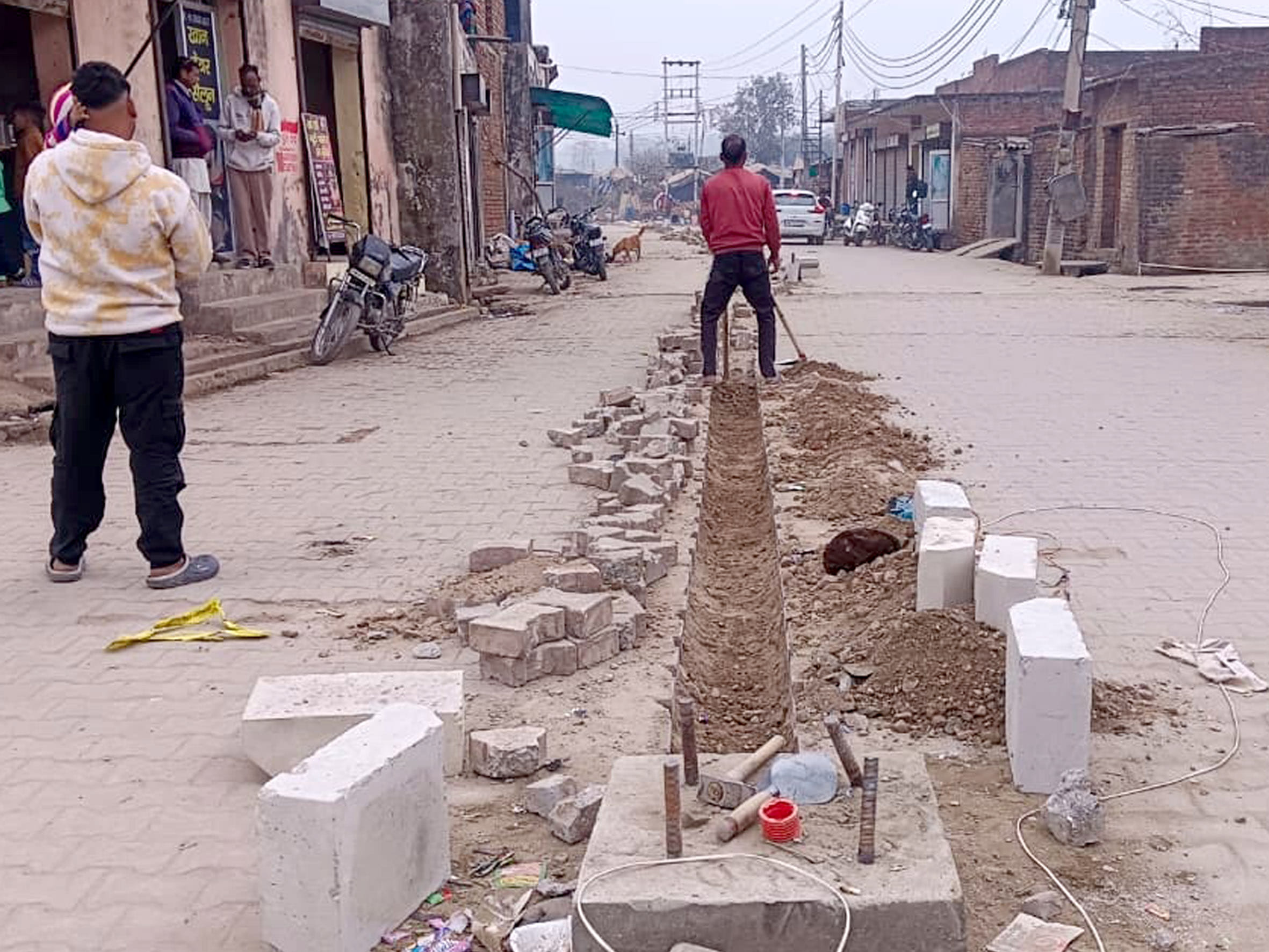 स्ट्रीट लाइट लगाने के बारे में जानकारी देते प्रेम नगर के लोग। संवाद स्ट्रीट लाइट लगाने के बारे में जानकारी देते प्रेम नगर के लोग। संवाद