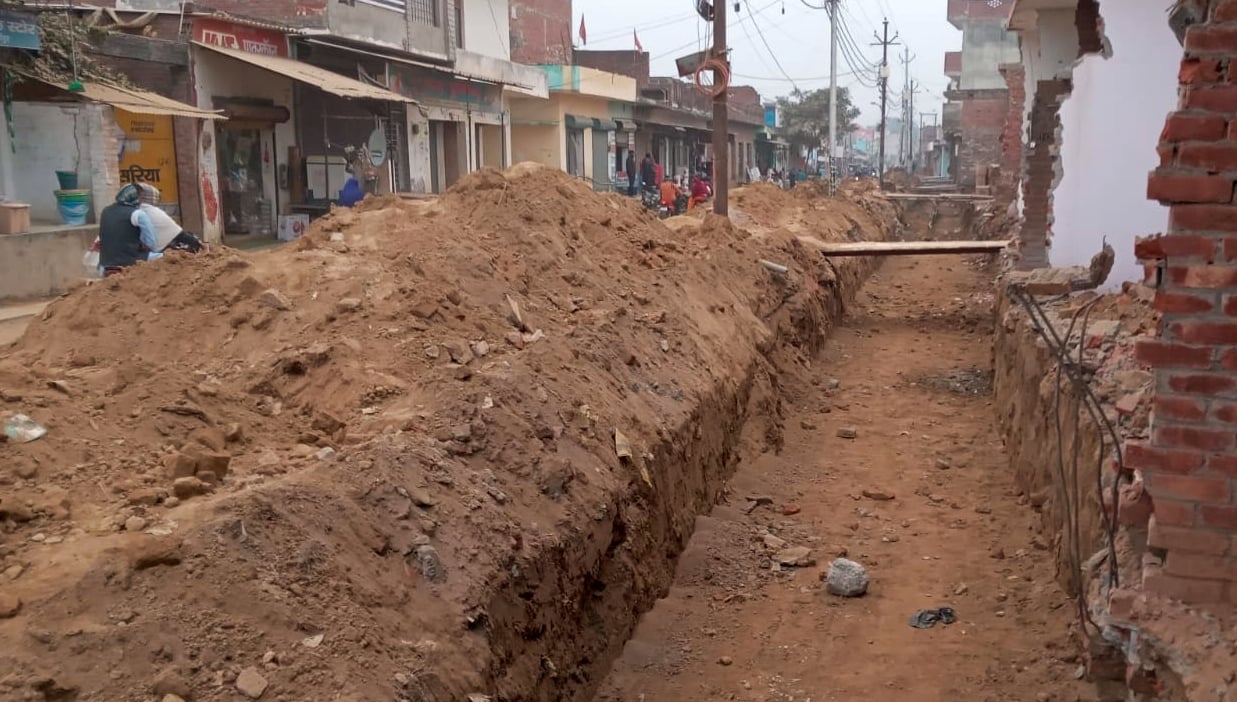 शहबाजनगर मार्ग पर कींचड़ के बीच से निकलते लोग। संवाद शहबाजनगर मार्ग पर कींचड़ के बीच से निकलते लोग। संवाद