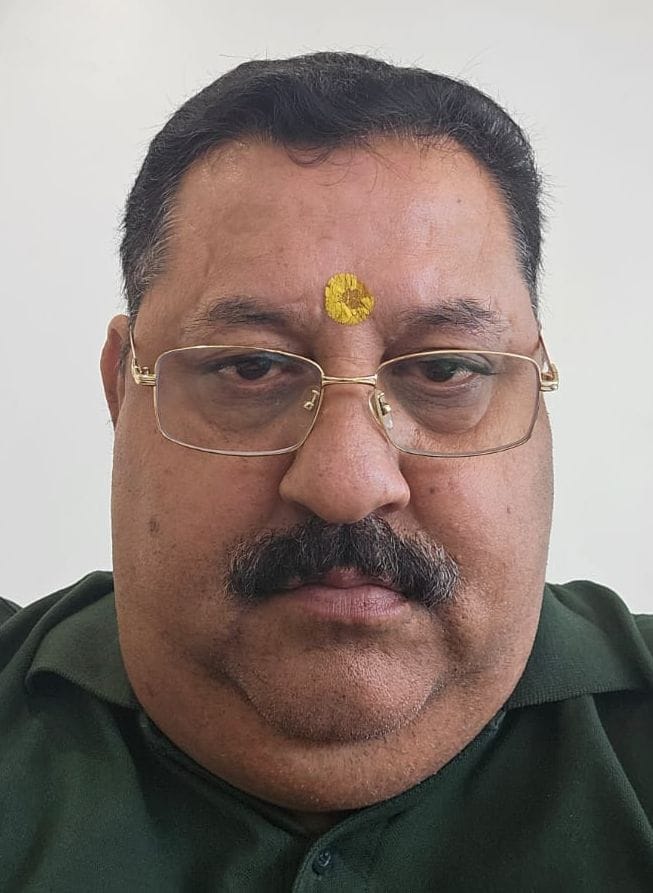 शाहजहांपुर में एक शोरूम में खड़ी बाइकें। संवाद शाहजहांपुर में एक शोरूम में खड़ी बाइकें। संवाद
