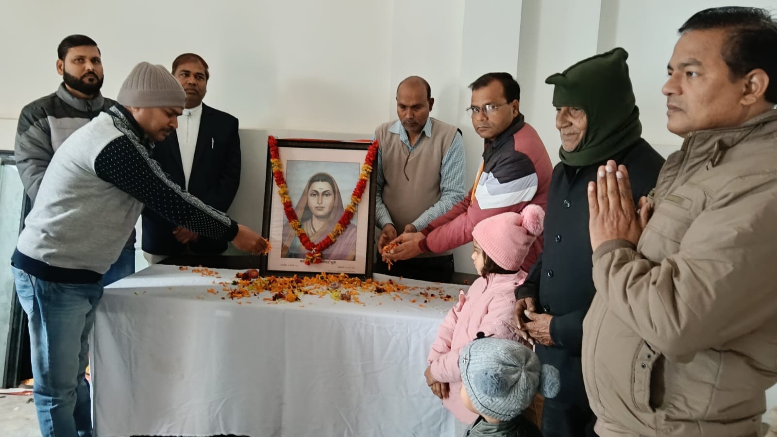 शाहजहांपुर में सपा कार्यालय पर सावित्रीबाई फुले के चित्र पर पुष्पांजलि अर्पित करते पदाधिकारी। 