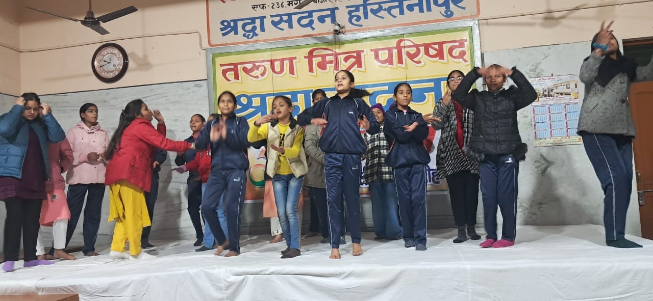 तरुण मित्र परिषद के स्वर्ण जयंती समारोह में सांस्कृतिक कार्यक्रम प्रस्तुत करते बच्चे और महिलाएं तरुण मित्र परिषद के स्वर्ण जयंती समारोह में सांस्कृतिक कार्यक्रम प्रस्तुत करते बच्चे और महिलाएं