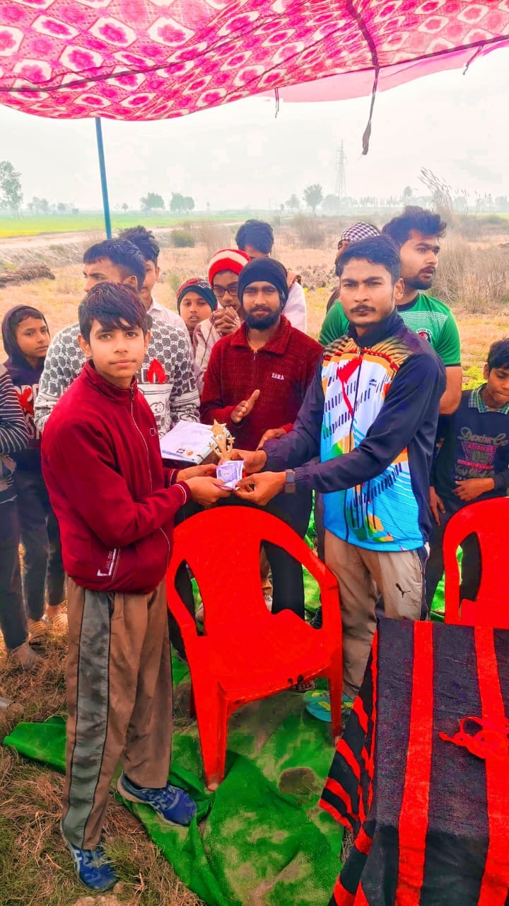 तारापुर गांव में हुई तोड़ प्रतियोगिता में शामिल युवक स्रोत संवाद