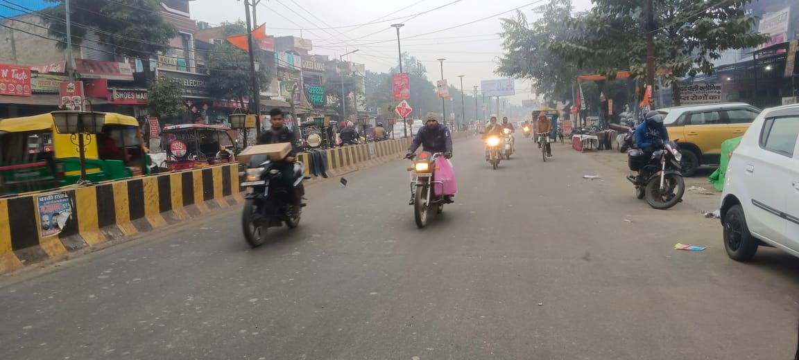 ठंड में अलाव सेंकते लोग-संवाद ठंड में अलाव सेंकते लोग-संवाद