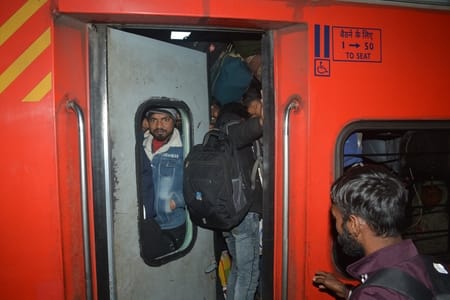 ठंड में परेशान यात्री। ठंड में परेशान यात्री।