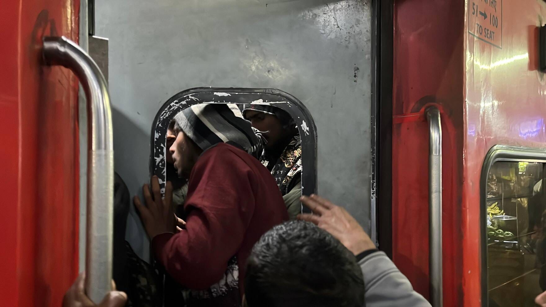 ठंड में परेशान यात्री। ठंड में परेशान यात्री।