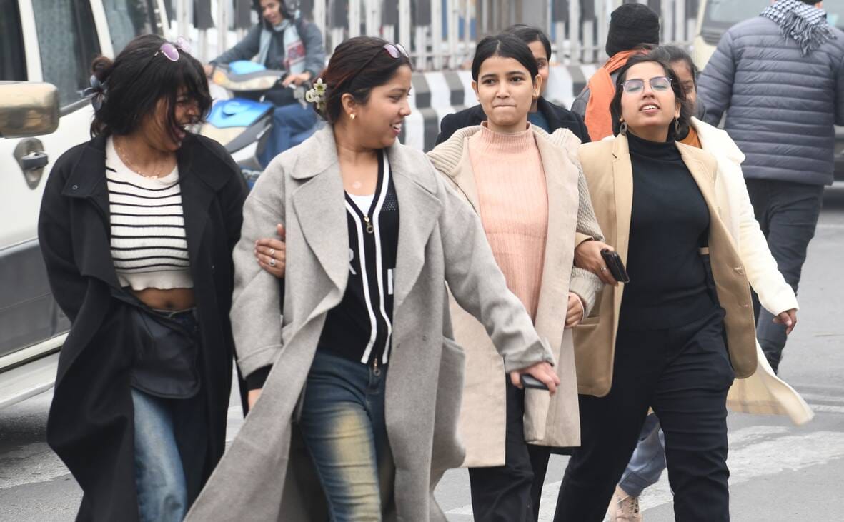 ठंड से ठिठुरते लोग। ठंड से ठिठुरते लोग।