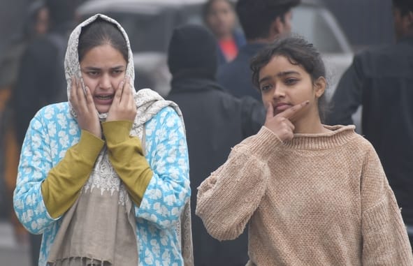 ठंड से ठिठुरते लोग। ठंड से ठिठुरते लोग।