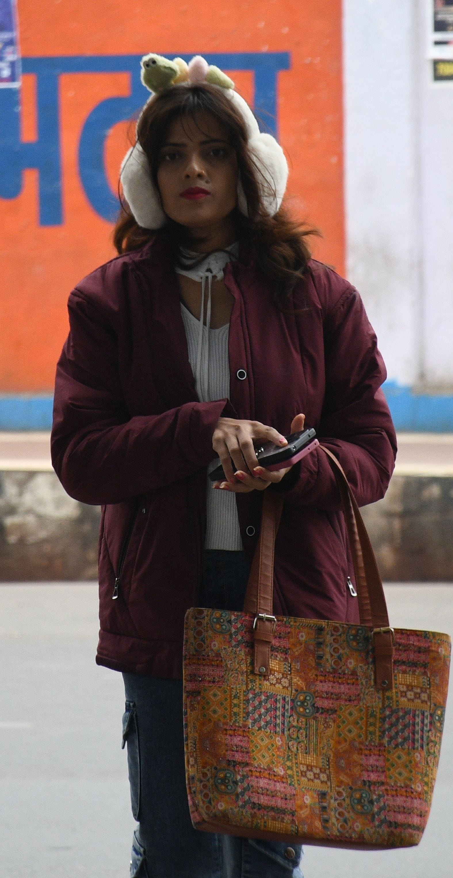 ठंड से ठिठुरते लोग। ठंड से ठिठुरते लोग।