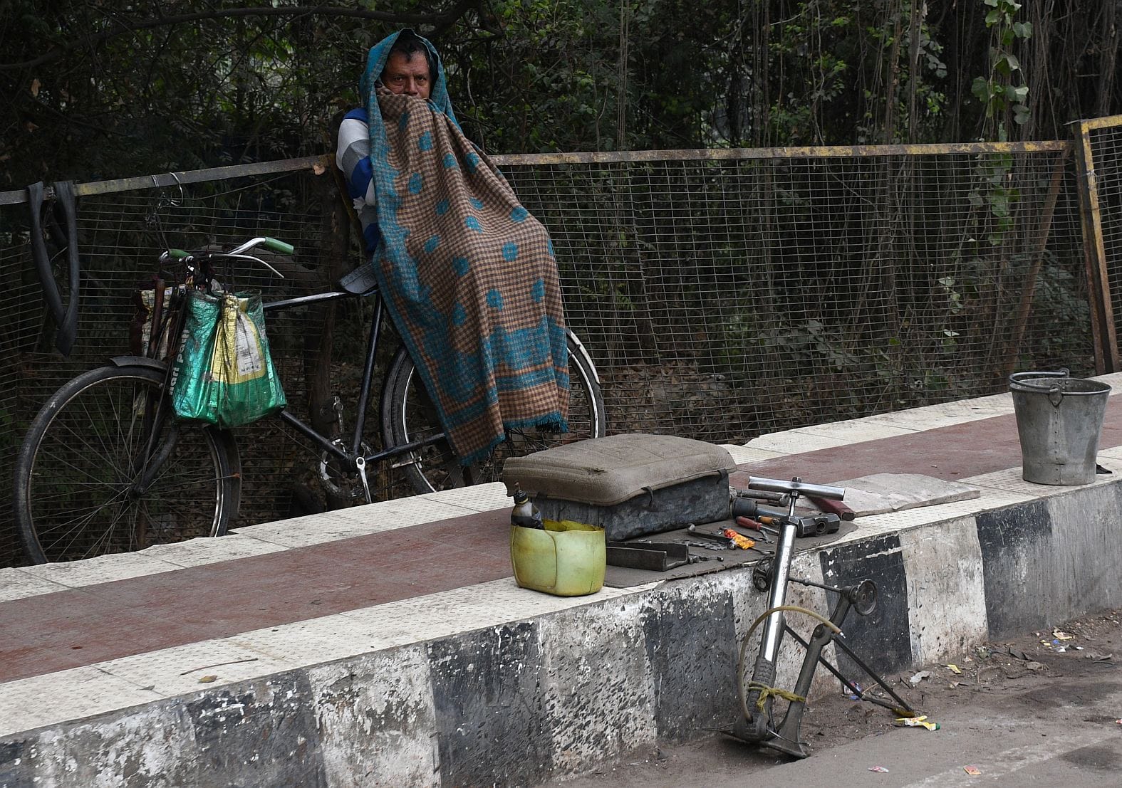 ठंड से ठिठुरते लोग। ठंड से ठिठुरते लोग।