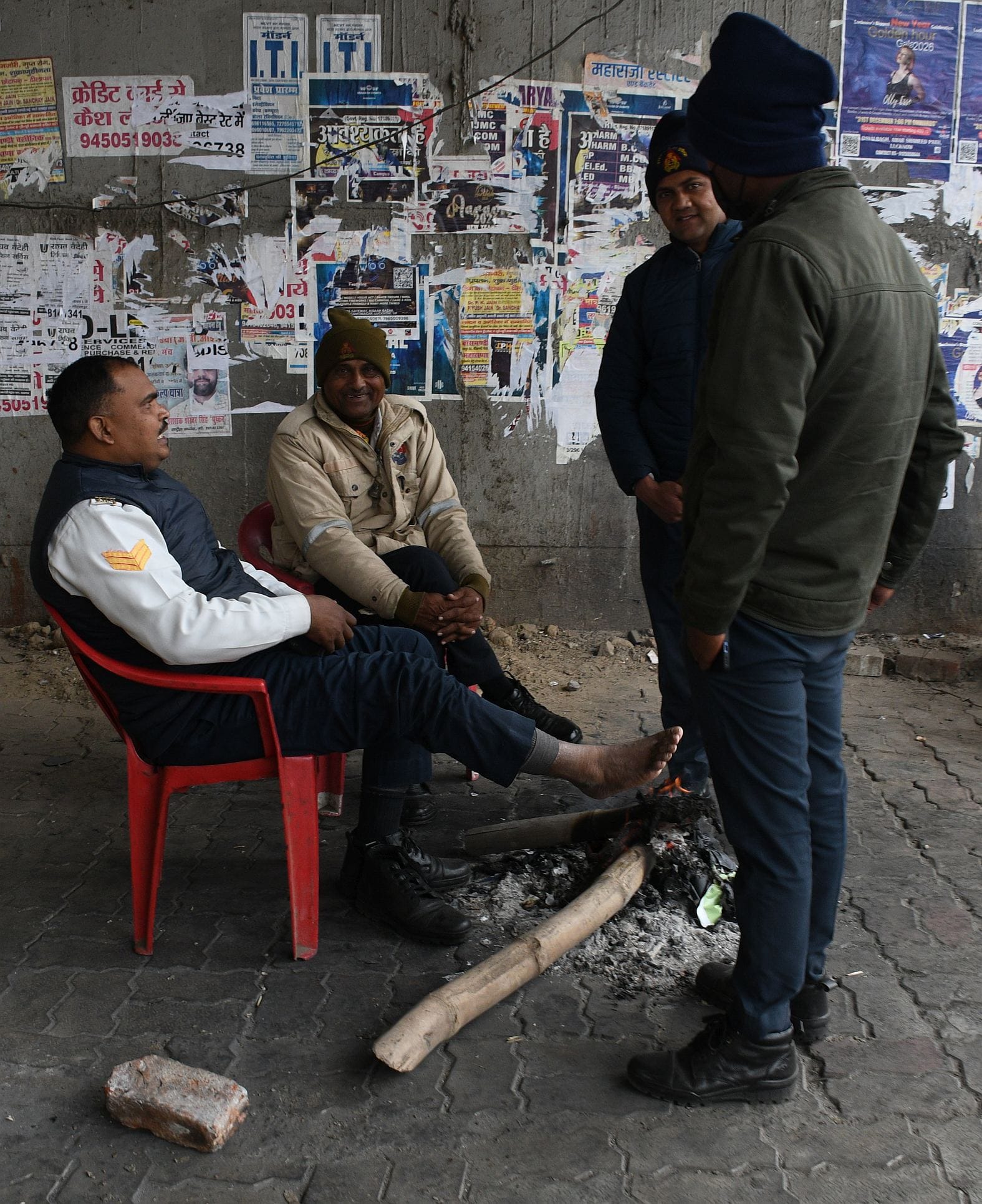 ठंड से ठिठुरते लोग। ठंड से ठिठुरते लोग।