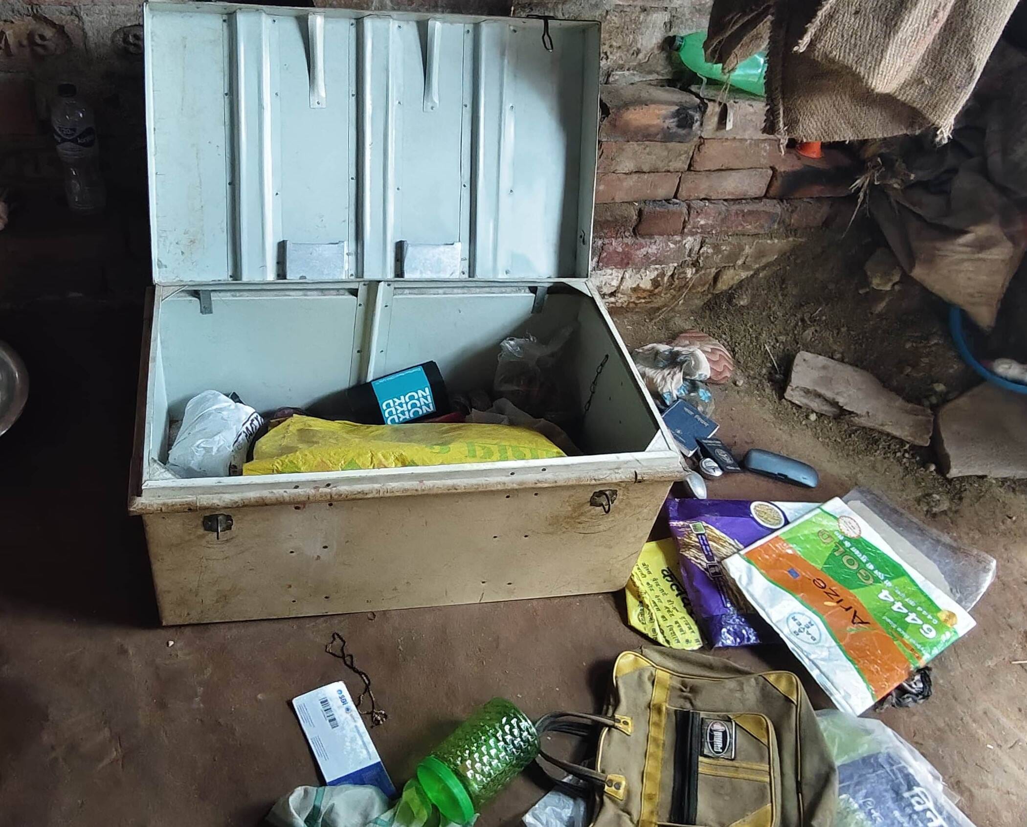 थरियांव की फोटो-21-थरियांव में चोरी के बाद बिखरा पड़ा सामान। संवाद