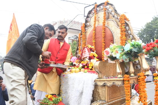 धूमधाम से निकाली बाबा महाकाल की ध्वजा यात्रा धूमधाम से निकाली बाबा महाकाल की ध्वजा यात्रा
