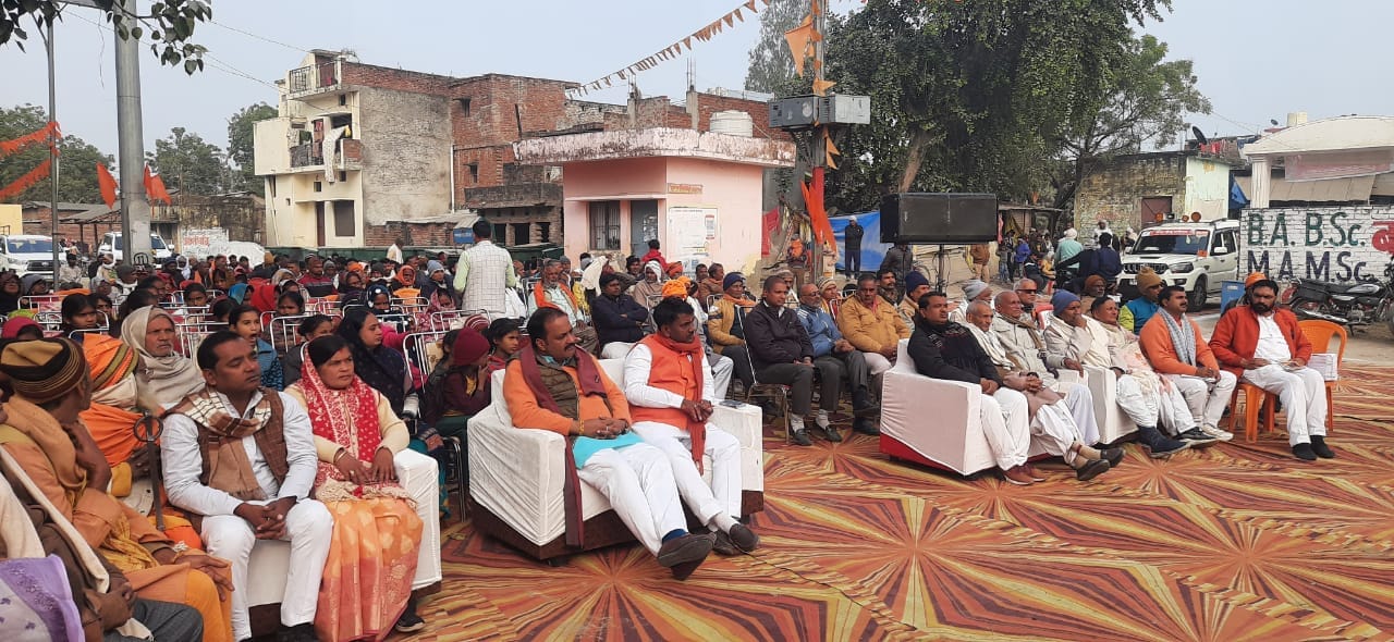 धनघटा में हिंदू सम्मेलन को संबोधित करते वक्ता-संवाद धनघटा में हिंदू सम्मेलन को संबोधित करते वक्ता-संवाद