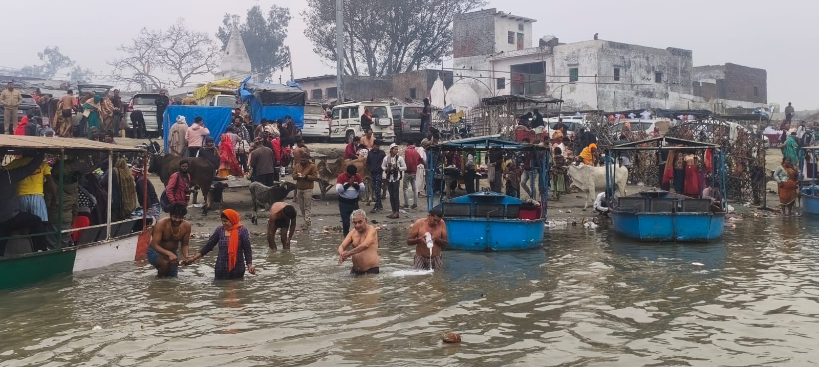 उसहैत क्षेत्र के अटेना गंगा घाट पर भी पहुंचे स्नानार्थी। संवाद उसहैत क्षेत्र के अटेना गंगा घाट पर भी पहुंचे स्नानार्थी। संवाद