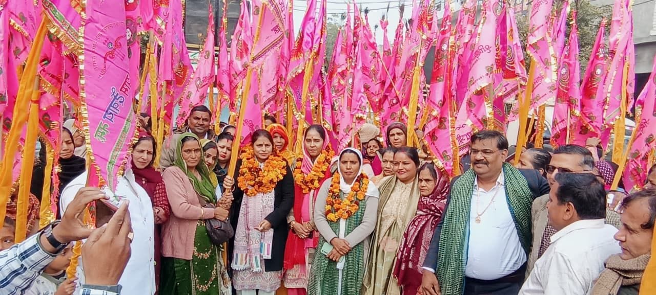 03 शहर में निशान यात्रा का रवाना करते जूना अखाड़ा के उपाचार्य बाबा कपिल पुरी व अन्य। स्रोत: श्र