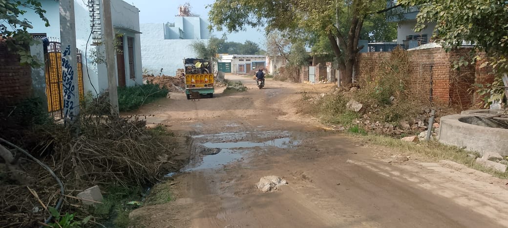 04jjrp07- सेहलंगा गांव की जमीन जिसका अधिग्रहण किया गया। यहां अब मकान भी बन चुके हैं। स्रोत-ग्र 04jjrp07- सेहलंगा गांव की जमीन जिसका अधिग्रहण किया गया। यहां अब मकान भी बन चुके हैं। स्रोत-ग्र