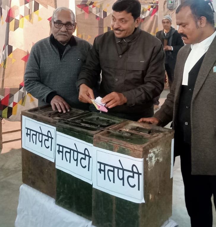 05 सीकेटीपी-14- अधिवक्ता संघ के मतदान के दौरान मौजूद अध्यक्ष व सचिव पद के दावेदार। संवाद 05 सीकेटीपी-14- अधिवक्ता संघ के मतदान के दौरान मौजूद अध्यक्ष व सचिव पद के दावेदार। संवाद