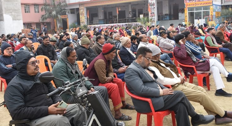 अलीगंज सेक्टर-क्यू स्थित सरस्वती विद्या मंदिर में आयोजित हिंदू सम्मेलन में मौजूद लोग। 