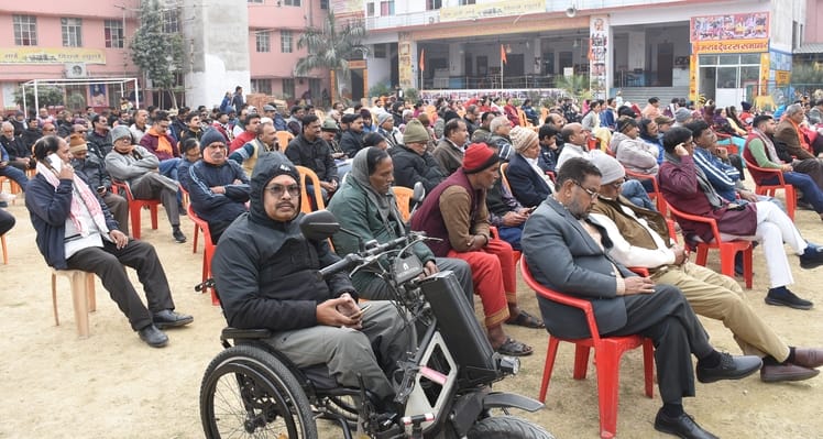 अलीगंज सेक्टर-क्यू स्थित सरस्वती विद्या मंदिर में आयोजित हिंदू सम्मेलन में मौजूद लोग। 