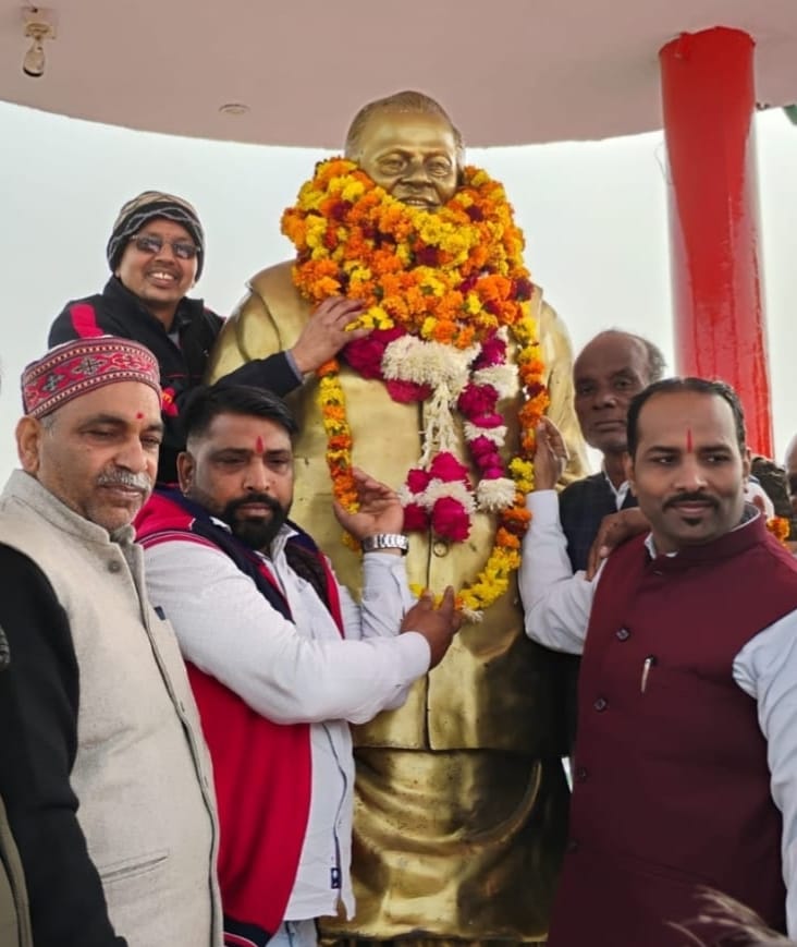 अनूपशहर में कल्याण सिंह की तस्वीर पर पुष्प अर्पित करते पालिका अध्यक्ष व अन्य। स्रोत: स्वयं