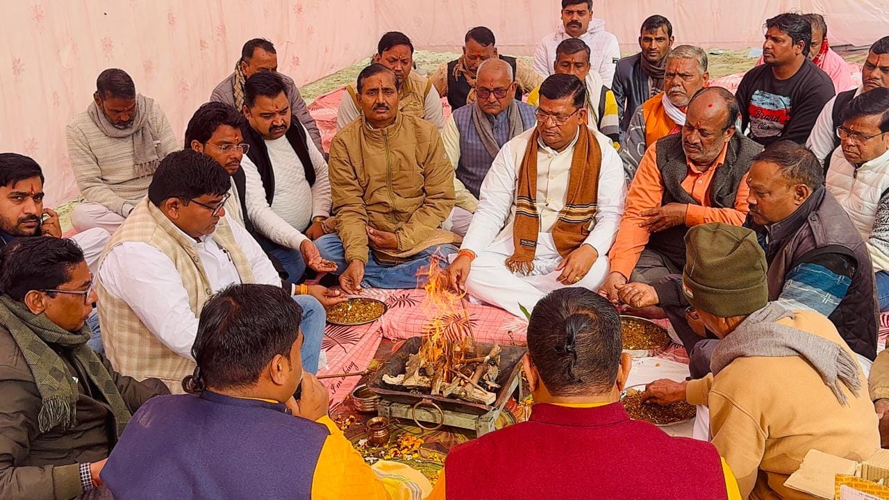 अनूपशहर में कल्याण सिंह की तस्वीर पर पुष्प अर्पित करते पालिका अध्यक्ष व अन्य। स्रोत: स्वयं