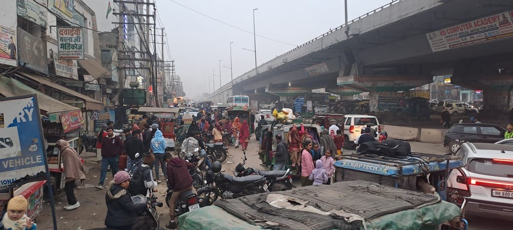 अतिक्रमण के बारे में जानकारी लेते थाना प्रभारी गुलशन। संवाद अतिक्रमण के बारे में जानकारी लेते थाना प्रभारी गुलशन। संवाद
