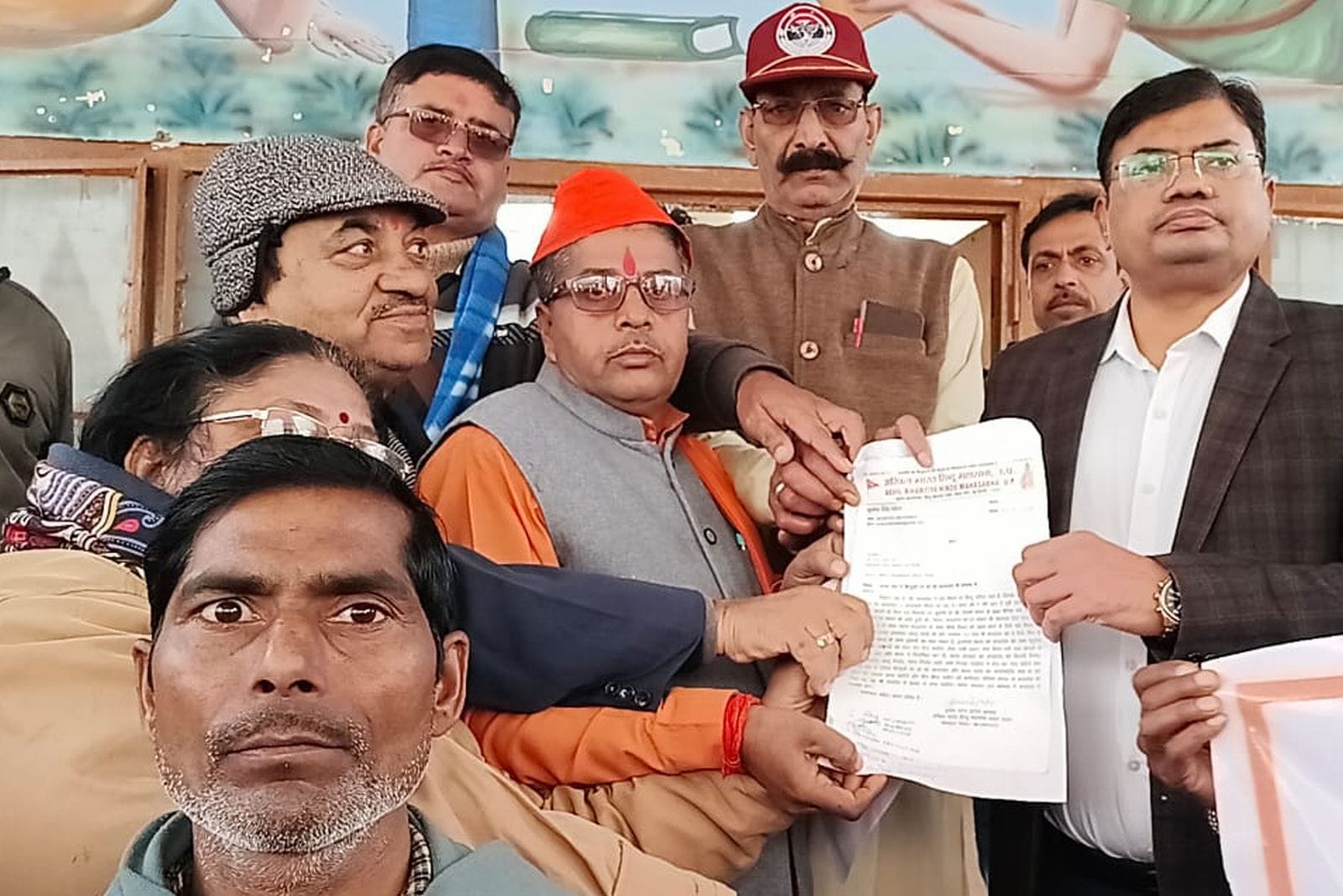 बांग्लादेश के पीएम का पुतला दहन करने को जाते हिंदू महासभा के पदाधिकारी। संवाद