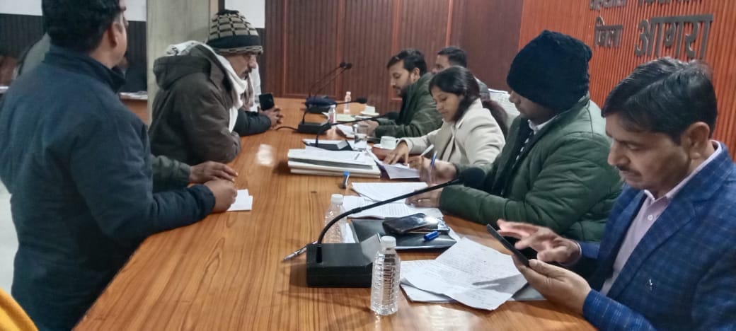 बाह में डीएम ने सुने फरियादी, दिखा सर्दी का प्रभाव, 40 में से 5 का हुआ समाधान बाह में डीएम ने सुने फरियादी, दिखा सर्दी का प्रभाव, 40 में से 5 का हुआ समाधान