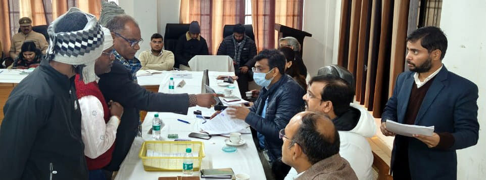 बाह में डीएम ने सुने फरियादी, दिखा सर्दी का प्रभाव, 40 में से 5 का हुआ समाधान बाह में डीएम ने सुने फरियादी, दिखा सर्दी का प्रभाव, 40 में से 5 का हुआ समाधान