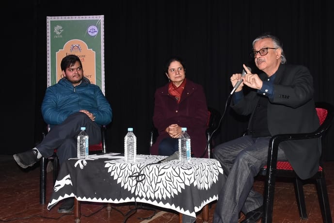 बली प्रेक्षाग्रह में चर्चा करते एशान शर्मा, समन हबीब और रिशाद रिजवी। -संवाद बली प्रेक्षाग्रह में चर्चा करते एशान शर्मा, समन हबीब और रिशाद रिजवी। -संवाद