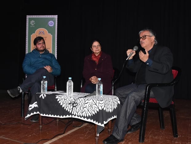 बली प्रेक्षाग्रह में चर्चा करते एशान शर्मा, समन हबीब और रिशाद रिजवी। -संवाद बली प्रेक्षाग्रह में चर्चा करते एशान शर्मा, समन हबीब और रिशाद रिजवी। -संवाद