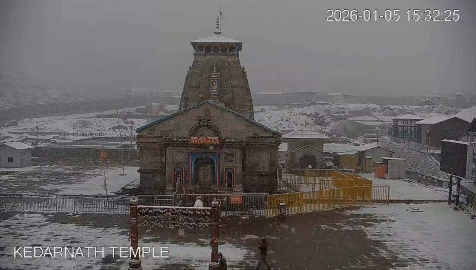 चमोली में द्रोणागिरी गांव के समीप की चोटियों में बिछी बर्फ की सफेद चादर। स्रोत: जागरुक पाठक चमोली में द्रोणागिरी गांव के समीप की चोटियों में बिछी बर्फ की सफेद चादर। स्रोत: जागरुक पाठक
