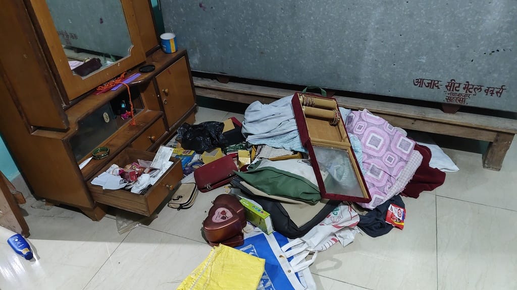 चोरी के बाद घर में बिखरा सामान