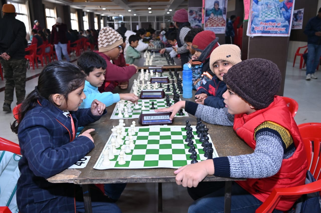 चेस प्रतियोगिता में प्रथम स्थान पाने वाले नोएडा के हर्षित सिंह को पुरस्कृत करते सांसद उत्कर्ष व चेस प्रतियोगिता में प्रथम स्थान पाने वाले नोएडा के हर्षित सिंह को पुरस्कृत करते सांसद उत्कर्ष व