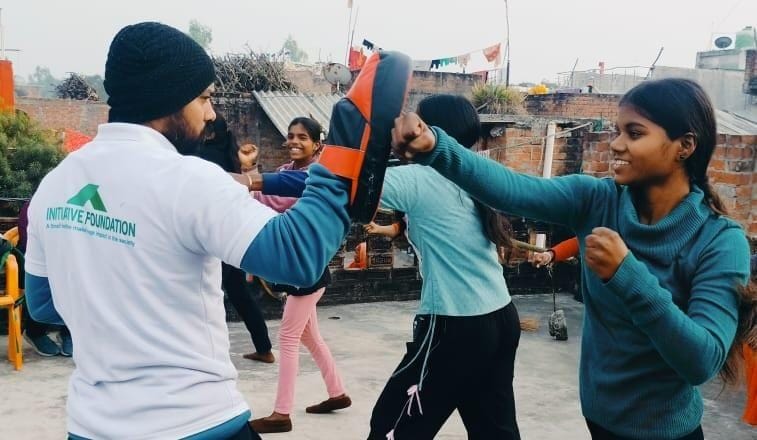 छात्राओं को सिखाए आत्मरक्षा के गुर