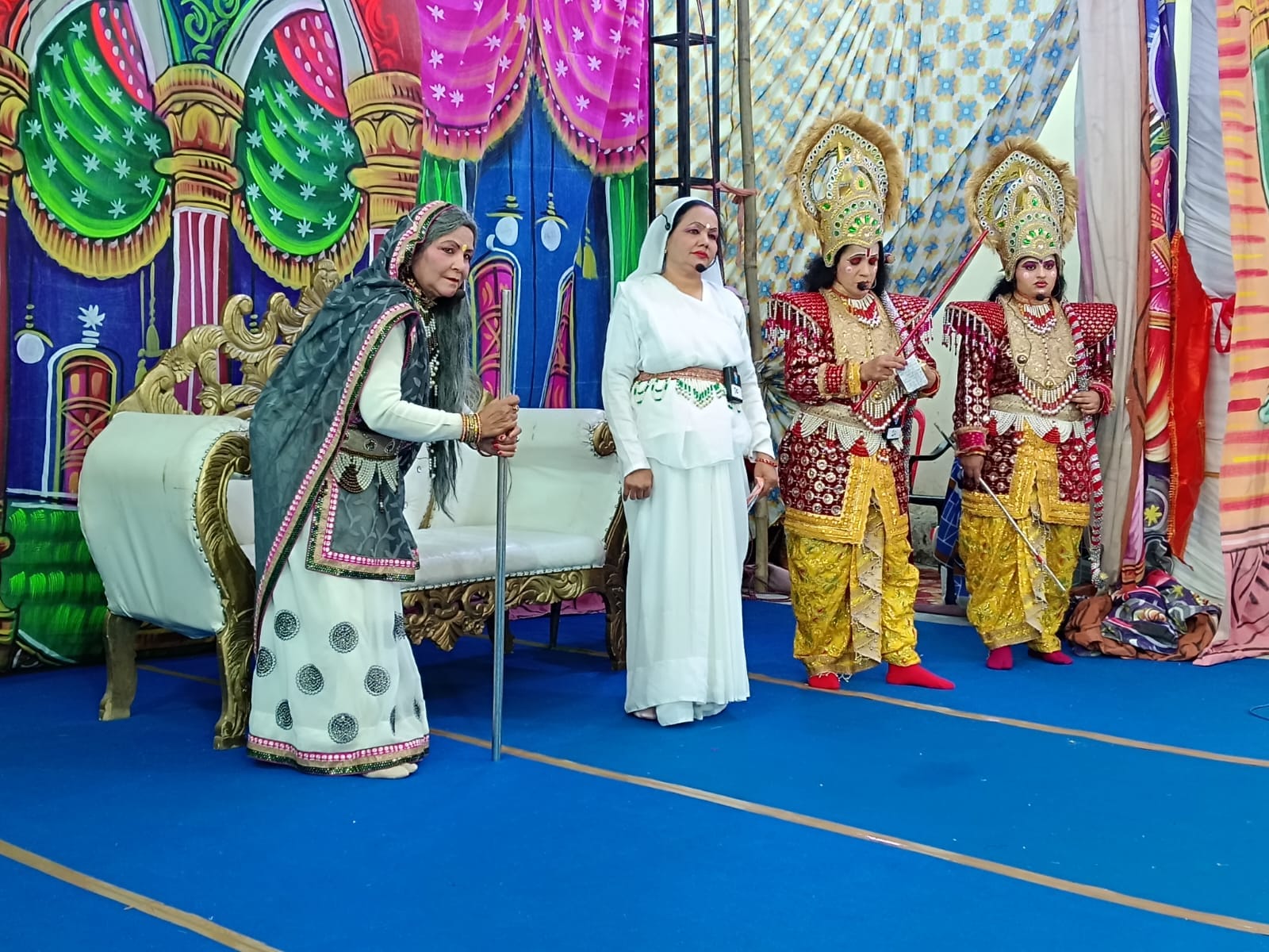 डोभालवाला स्थित राजकीय इंटर कॉलेज में आयोजित रामलीला में मंचन करते कलाकार।--संवाद