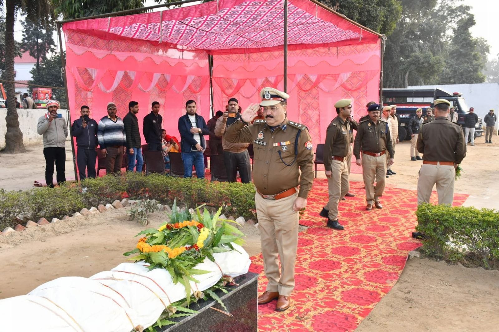 एसआई के पार्थिव शरीर को कांधा देते एसएसपी समेत सभी अधिकारी। स्रोत-पुलिस