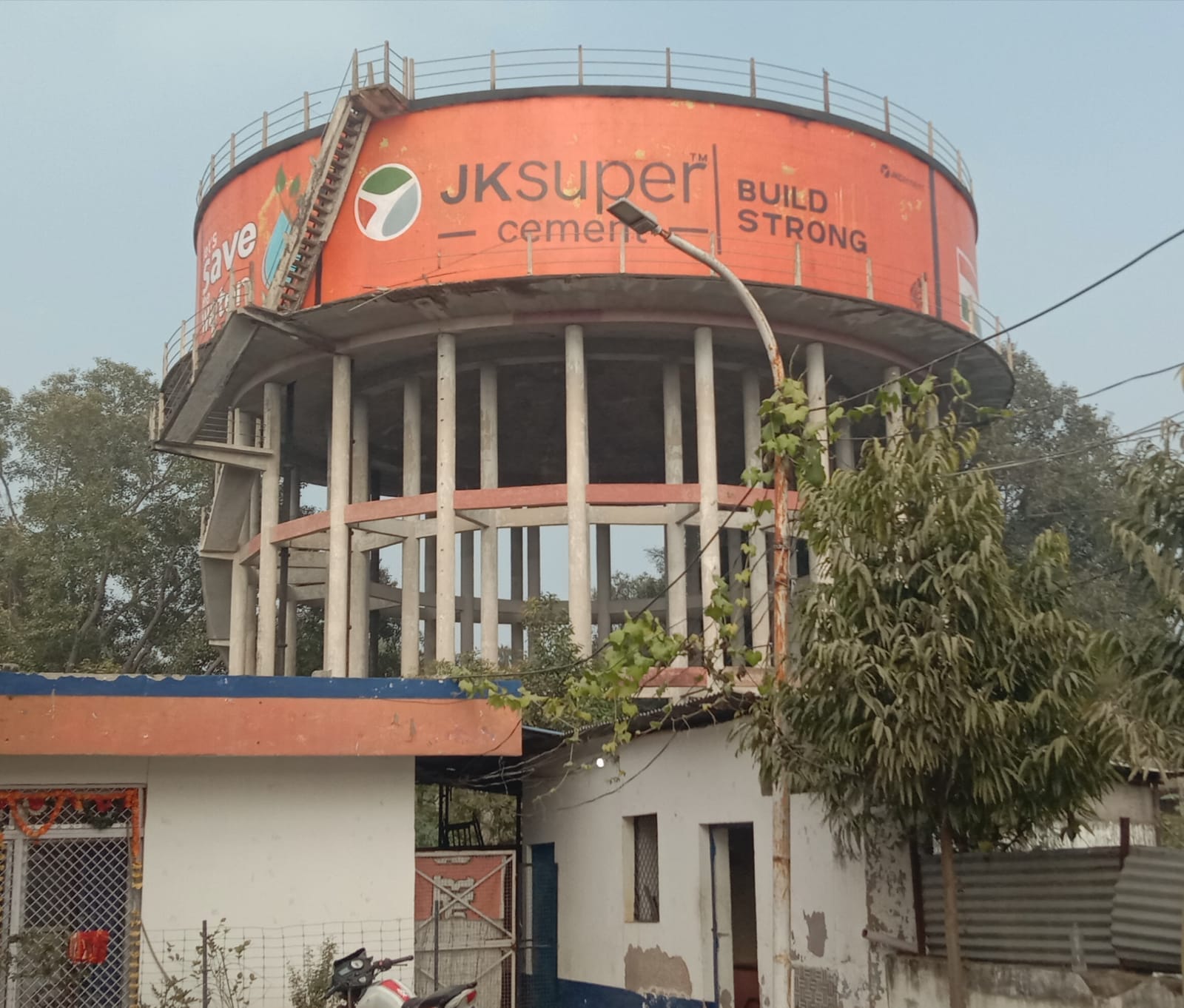 फोटो- 04 नालियों से निकली घरों की पाइप लाइनें। संवाद